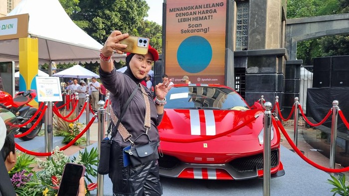 Ferrari-Ducati Lelang Jadi Spot Foto Warga di CFD, Ada yang Niat Tawar