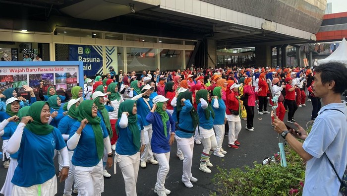 Senam massal di car free day (CFD) Rasuna Said, Jakarta Selatan.