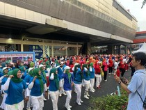 Antusias CFD Perdana di Rasuna Said, Warga Senam Massal hingga Jalan Santai