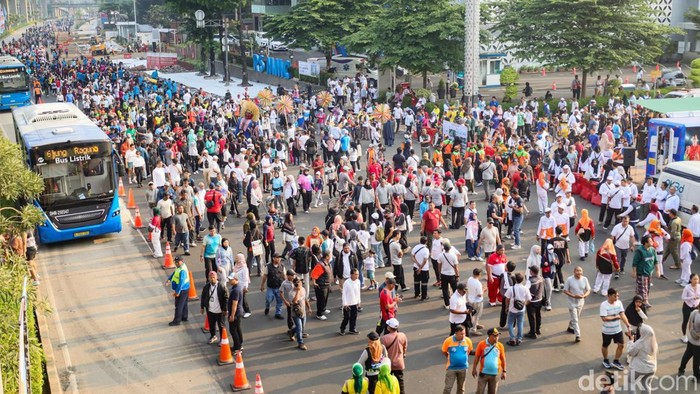 Ribuan warga memadati CFD perdana di Jalan Rasuna Said yang turut diisi kampanye pemilahan sampah dan ruang aktivitas publik.