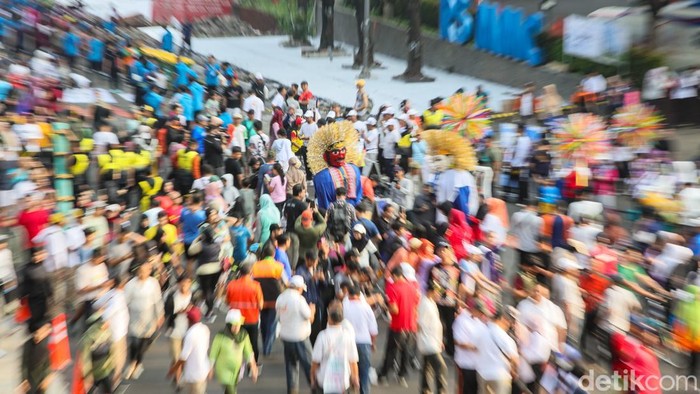 Ribuan warga memadati CFD perdana di Jalan Rasuna Said yang turut diisi kampanye pemilahan sampah dan ruang aktivitas publik.