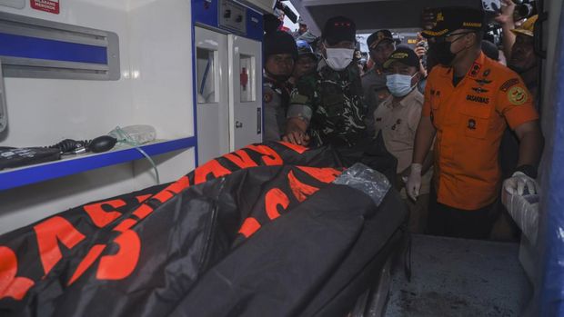 Kepala Basarnas TernateIwan Ramdani (kanan) Bupati HalmaheraUtaraPiet Hein Babua (tengah) danPangdam XV/PattimuraMayjen TNI Dody Triwinarto (kiri) melihatkantong jenazah pendaki korban erupsi Gunung Dukono di dalam mobil ambulans yang berhasil dievakuasi di Desa Mamuya, Galela, Kabupaten Halmahera Utara, Maluku Utara, Minggu (10/5/2026). Pada hari ketiga, tim SAR gabungan menemukan dua Warga Negara Asing (WNA) asal Singapura  Heng Wen Qiang Timothy dan Shahin Muhrez Bin Abdul Hamid yang ditemukan berjarak sekitar 20 meter dari bibir kawah Gunung Dukono dan selanjutnya dibawa ke RSUD Jailolo untuk identifikasi. ANTARA FOTO/Andri Saputra