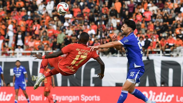 Pertandingan sarat gengsi tersaji saat Persija Jakarta menghadapi Persib Bandung dalam lanjutan BRI Super League di Stadion Segiri, Samarinda, Kalimantan Timur, Minggu (10/5/2026). ANTARA FOTO/Angga Palguna/Lmo/nz