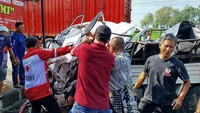 Mobil Ringsek Usai Tabrak Tembok di Sragen, Tangan Sopir Putus