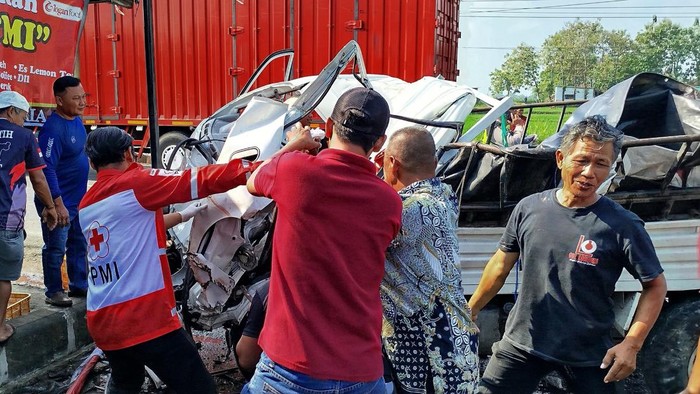 Kondisi mobil yang ringsek usai hantam tembok, Minggu (10/5/2026).