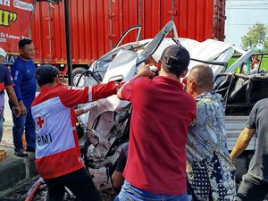 Mobil Ringsek Usai Tabrak Tembok di Sragen, Tangan Sopir Putus