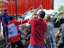 Mobil Ringsek Usai Tabrak Tembok di Sragen, Tangan Sopir Putus