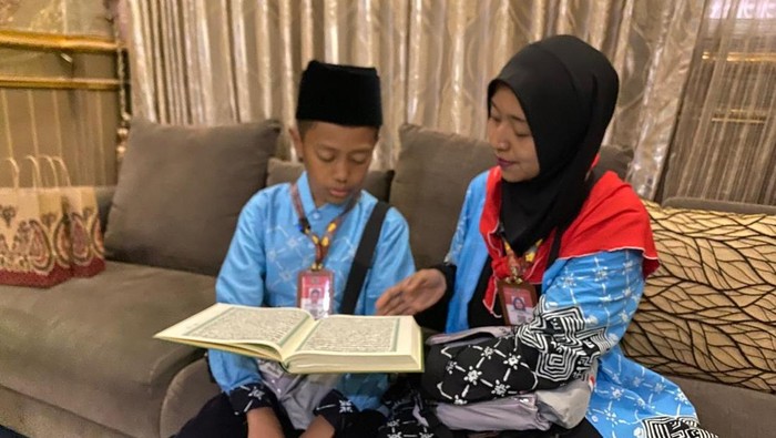 Fardhan Aruna Syafazani Wibowo CJH asal Bali jadi yang termuda di Embarkasi Surabaya