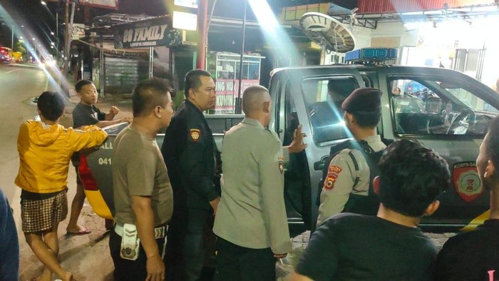 Kawanan geng motor menyerang seorang pemuda di depan Pos Polisi, Jalan Bandara Lama Kabupaten Maros, Sulawesi Selatan (Sulsel).