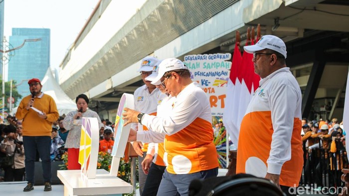 Gubernur DKI Jakarta, Pramono Anung, resmi mencanangkan Gerakan Pilah Sampah saat pelaksanaan Hari Bebas Kendaraan Bermotor (HBKB) atau Car Free Day (CFD) perdana di Jalan HR Rasuna Said, Jakarta Selatan, Minggu (10/5/2026).