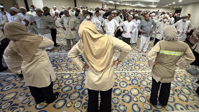 Jamaah calon haji Indonesia mengikuti senam peregangan yang dipandu oleh Tim Layanan dan Disabilitas (Landis) PPIH Arab Saudi di Mushola Tower 4, Hotel Al Hidayah, Makkah, Arab Saudi, Minggu (10/5/2026). PPIH Arab Saudi melalui Tim Landis, Kesehatan, Bimbingan Ibadah (Bimbad) berkolaborasi menjaga kebugaran fisik jamaah calon haji dengan menggelar senam peregangan sebagai persiapan sebelum menghadapi puncak ibadah haji. ANTARA FOTO/Citro Atmoko