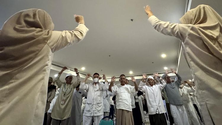 Jamaah Haji Indonesia Jaga Stamina dengan Senam di Makkah
