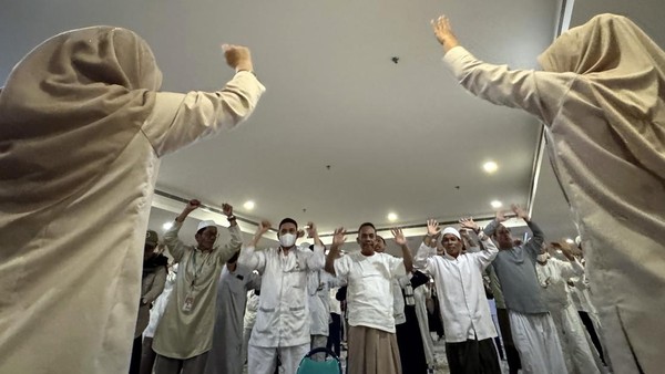 Jamaah Haji Indonesia Jaga Stamina dengan Senam di Makkah