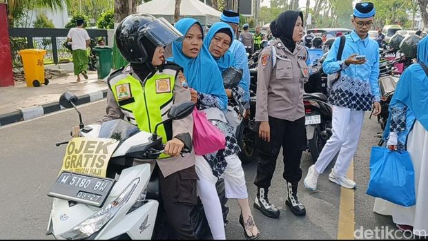 Jemaah Haji Pamekasan Ribuan Jemaah Haji Pamekasan Diberangkatkan dalam 4 Kloter. Polisi dan TNI Jadi Juru Ojek Gratis Saat Pemberangkatan Haji Pamekasan
