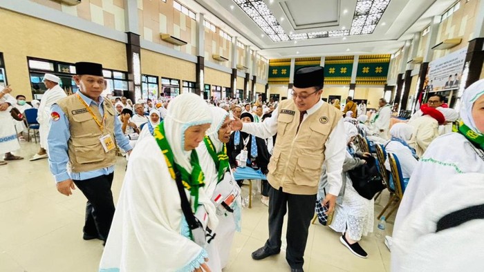 Jemaah kloter 12 embarkasi Palembang saat hendak berangkat ke Jeddah