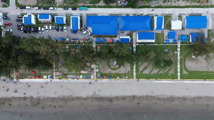 Pengunjung menikmati wisata pantai di Kawasan Kampung Nelayan Merah Putih (KNMP) Nagari Katapiang, Padang Pariaman, Sumatera Barat, Minggu (10/5/2026). Pemerintah Kabupaten Padang Pariaman resmi menjadikan KNMP Nagari Katapiang sebagai destinasi wisata baru di daerah itu yang mampu meningkatkan kunjungan wisatawan dan berdampak pada pertumbuhan ekonomi masyarakat. ANTARA FOTO/Fitra Yogi