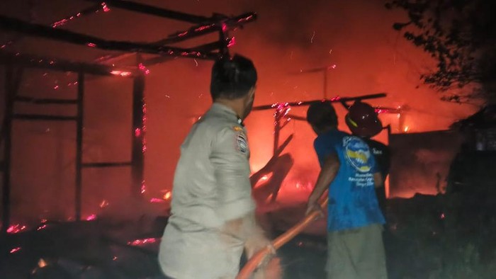 Petugas gabungan saat melakukan pemadaman api di rumah milik Sulastri warga Dukuh Pojok, Desa Pojokwatu, Kecamatan Sambong, Kabupaten Blora.
