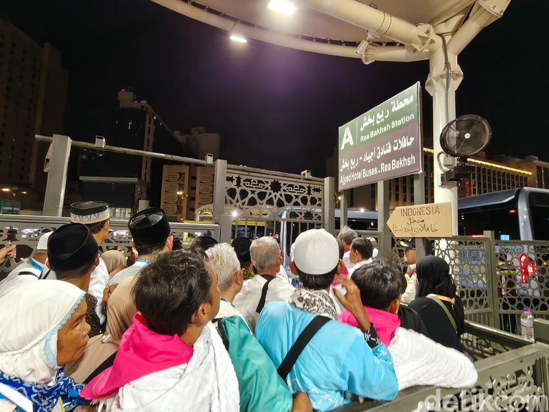 Kepadatan di Terminal Ajyad terjadi selepas waktu salat Isya Kepadatan di Terminal Ajyad terjadi selepas waktu salat Isya.