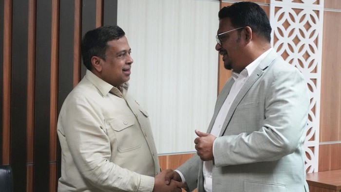 Kepala BPJPH Ahmad Haikal bersama Duta Besar Bangladesh untuk RI, Tarikul Islam.