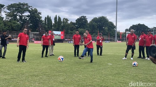 Ketua DPD PDIP Bali Wayan Koster menendang pinalti tanda simbolik Liga Kampung Soekarno Cup 2026 dimulai di Stadion Ngurah Rai, Denpasar, Sabtu (9/5/2026). (Rizki Setyo)