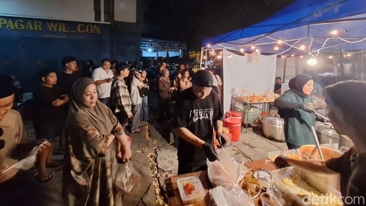 situs slot terkenal gacor Rela Antre 1,5 Jam demi Nasi Briyani Viral di Mataram, 300 Porsi Ludes Tiap Hari