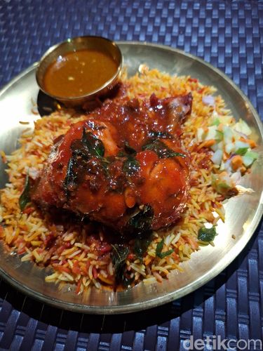 Kuliner nasi briyani khas Timur Tengah di kawasan Jalan Sriwijaya, Cilinaya, Kota Mataram, NTB, Sabtu (9/5/2026). (Nathea Citra/detikBali)
