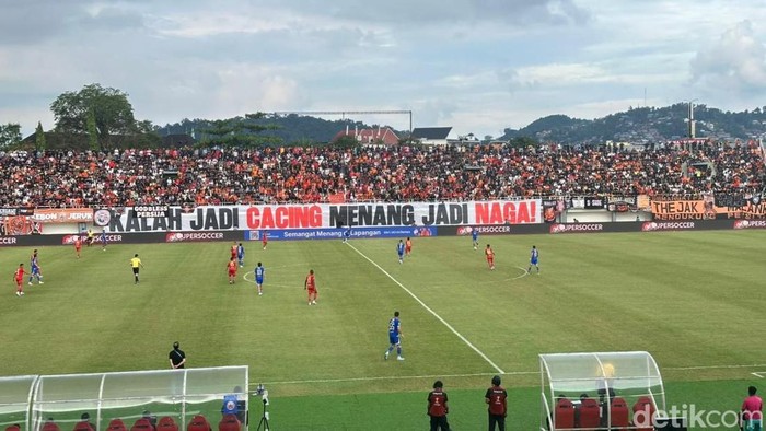 Laga Persija Jakarta Vs Persib Bandung di Stadion Segiri, Samarinda.