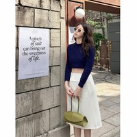 Bintang drama Korea The Penthouse itu tampil stylish memadukan crop top berwarna biru, midi skirt putih, lengkap dengan kacamata hitam. Foto: dok. Instagram @e.jiah