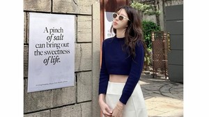 Gaya Lee Ji Ah Pamer Perut Ramping, Visualnya Awet Muda di Usia 47 Tahun