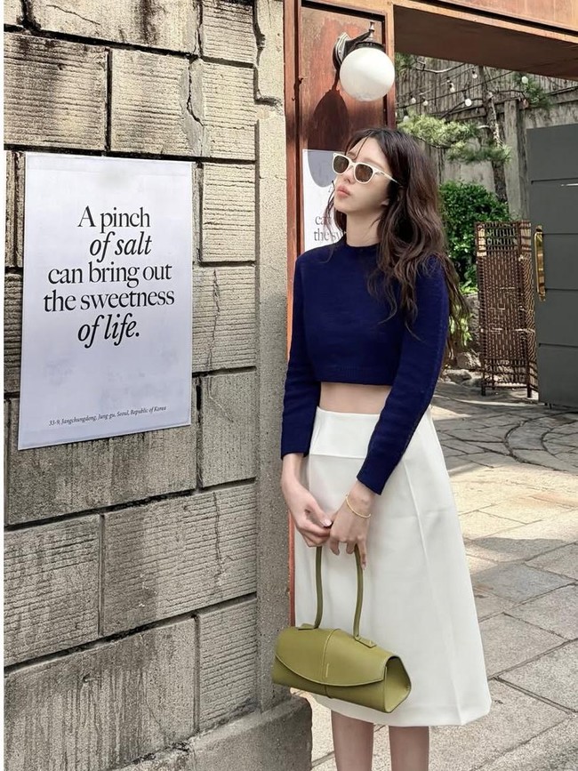Gaya Lee Ji Ah Pamer Perut Ramping, Visualnya Awet Muda di Usia 47 Tahun