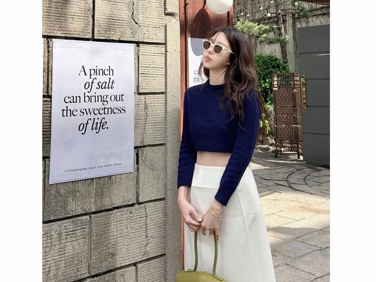 Gaya Lee Ji Ah Pamer Perut Ramping, Visualnya Awet Muda di Usia 47 Tahun