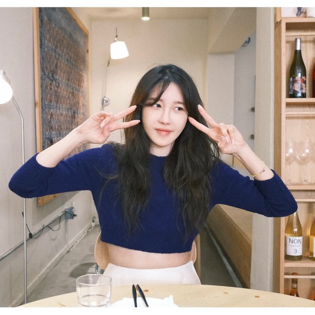 Unggahan Instagram-nya sontak banjir pujian. Tak sedikit penggemar yang terpana dengan visual  awet muda Lee Ji Ah di usia 47 tahun. Ia juga konsisten menjaga bentuk tubuh rampingnya. Foto: dok. Instagram @e.jiah