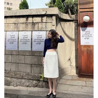 Lee Ji Ah menjadi sorotan lewat unggahan terbarunya. Sang aktris tampak memeragakan koleksi tas dari rumah mode Jerman, Jil Sander. Foto: dok. Instagram @e.jiah