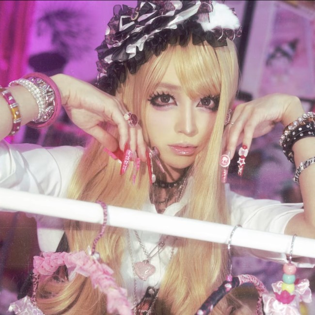 7 Foto Transformasi Lee Min Jung dengan Makeup Gyaru, Manglingi Bak Boneka