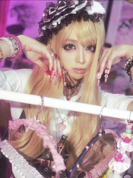 7 Foto Transformasi Lee Min Jung dengan Makeup Gyaru, Manglingi Bak Boneka