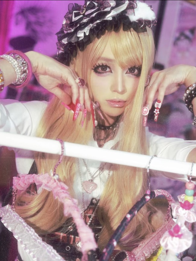 7 Foto Transformasi Lee Min Jung dengan Makeup Gyaru, Manglingi Bak Boneka