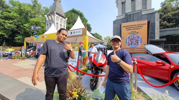 Nasihin (kiri) tertarik dengan motor Ducati yang dilelang Kejagung, berniat untuk tawar.