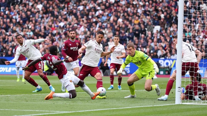 LONDON, ENGLAND - MAY 10: Mads Hermansen of West Ham United saves from William Saliba of Arsenal during the Premier League match between West Ham United and Arsenal at London Stadium on May 10, 2026 in London, England. (Photo by Marc Atkins/Getty Ima
