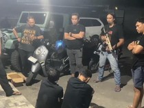 Video Detik-detik Pencuri Bermobil Satroni Rumah di Makassar