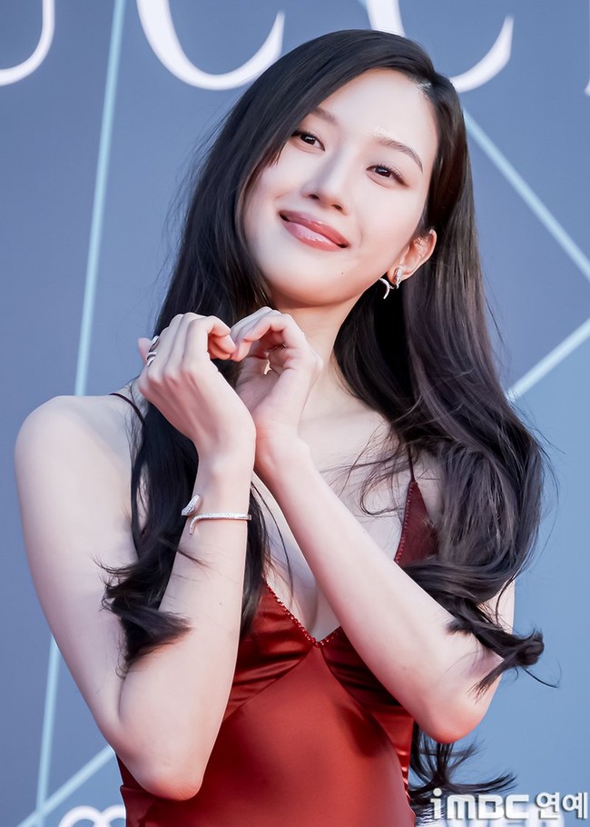 Malam itu, Moon Ga Young dinobatkan sebagai Aktris Terbaik di Baeksang Arts Awards 2026. Ia berhasil membawa pulang piala berkat penampilannya yang memukau di film Once We Were Us. Foto: dok. X @Shinsinglobal