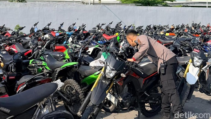 Puluhan motor knalpot brong dan konvoi diamankan di Sat Lantas Polres Klaten.