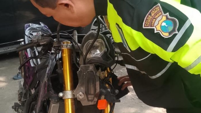 Motor yang mengalami kecelakaan tunggal hingga pengendaranya tewas di Balongbendo Sidoarjo.