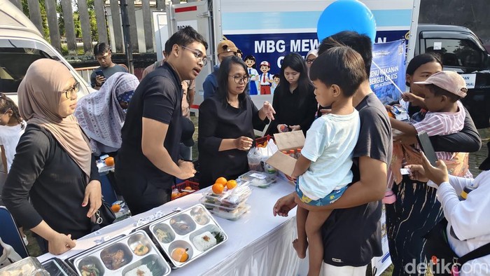 Ribuan MBG dibagikan gartis ke warga, Minggu (10/5/2026).