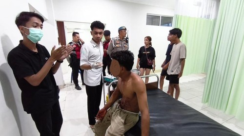 Pemuda diduga korban pengeroyokan di Mataram mendapatkan perawatan medis, Minggu (10/6/2026). (Foto: Dok Polresta Mataram)