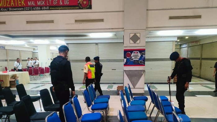 Personel Jibom dan KBR Den Gegana Satuan Brimob Polda Metro Jaya melakukan sterilisasi di MGK Kemayoran