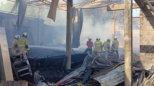 Petugas berupaya menangani kebakaran gudang furniture dua lantai di Jalan Tangkuban Perahu, Kelurahan Kerobokan Kelod, Kecamatan Kuta Utara, Badung, Minggu (10/5/2026) siang. (Agus Eka/detikBali)