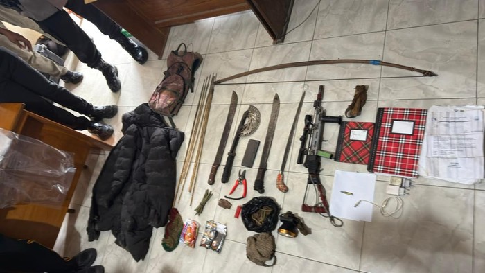 Polisi menyita sejumlah barang bukti usai melumpuhkan KKB di Dogiyai.