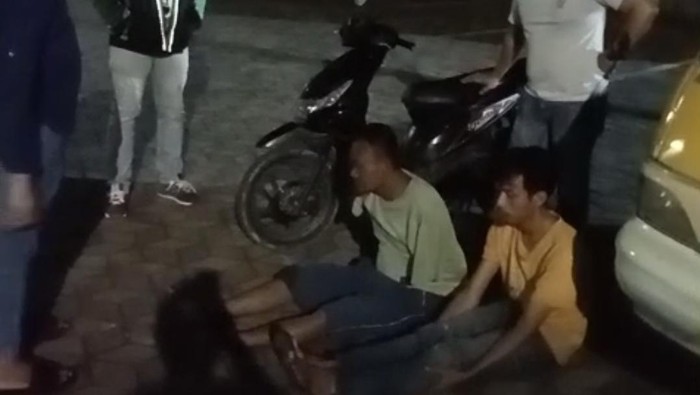 Polisi saat mengamankan kedua pelaku ke Polsek Ilir Barat I
