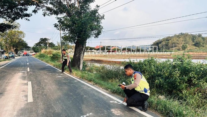 Polres Wonogiri cek TKP kecelakaan di sebelah barat Terminal Giri Adi Pura, Kecamatan Selogiri, Wonogiri, Minggu (10/5/2026).