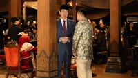 Raffi Ahmad senang bertukar cerita dengan Jokowi. Saling mendoakan, bertukar cerita, karena pada akhirnya, yang paling indah bukan hanya acaranya, tapi rasa kekeluargaan dan silaturahmi yang tetap terjaga, tulisnya. (Foto: dok Instagram raffinagita1717)